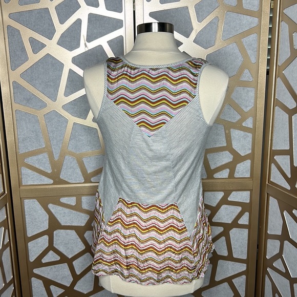 Sleeveless Blouse Patterns With Beautiful‎ Details - Picture 3 of 6